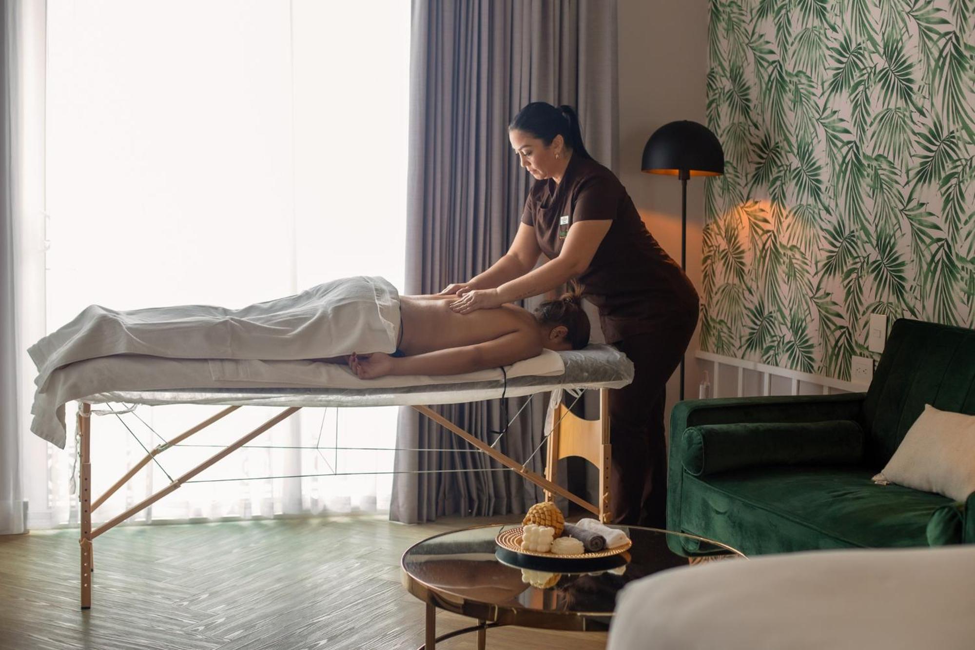 Faranda Collection Barranquilla, A Member Of Radisson Individuals Hotel Barranquilla  Bagian luar foto A massage therapist at work