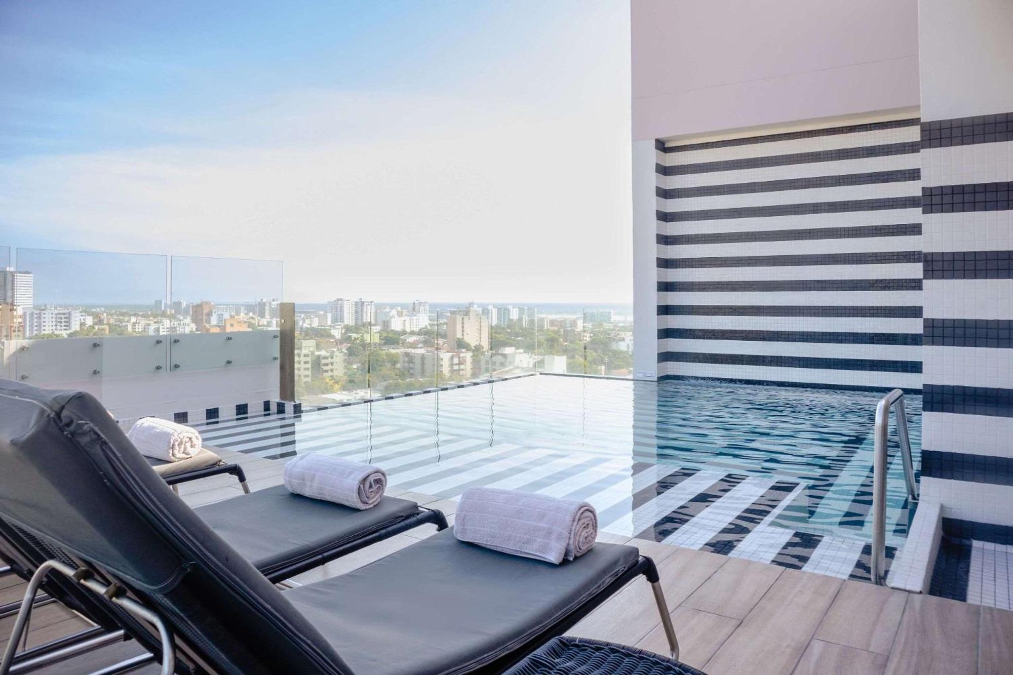 Faranda Collection Barranquilla, A Member Of Radisson Individuals Hotel Barranquilla  Bagian luar foto Rooftop pool