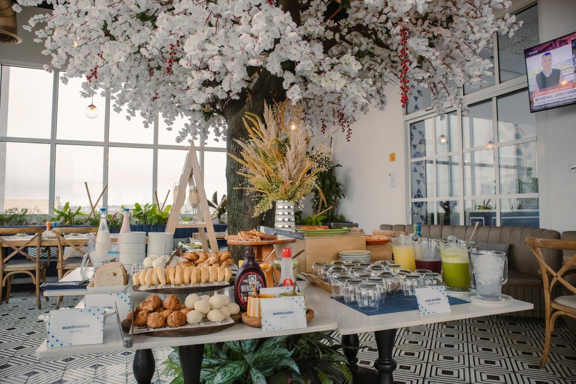 Faranda Collection Barranquilla, A Member Of Radisson Individuals Hotel Barranquilla  Bagian luar foto Sakura Buffet at the 360° Sky Lounge