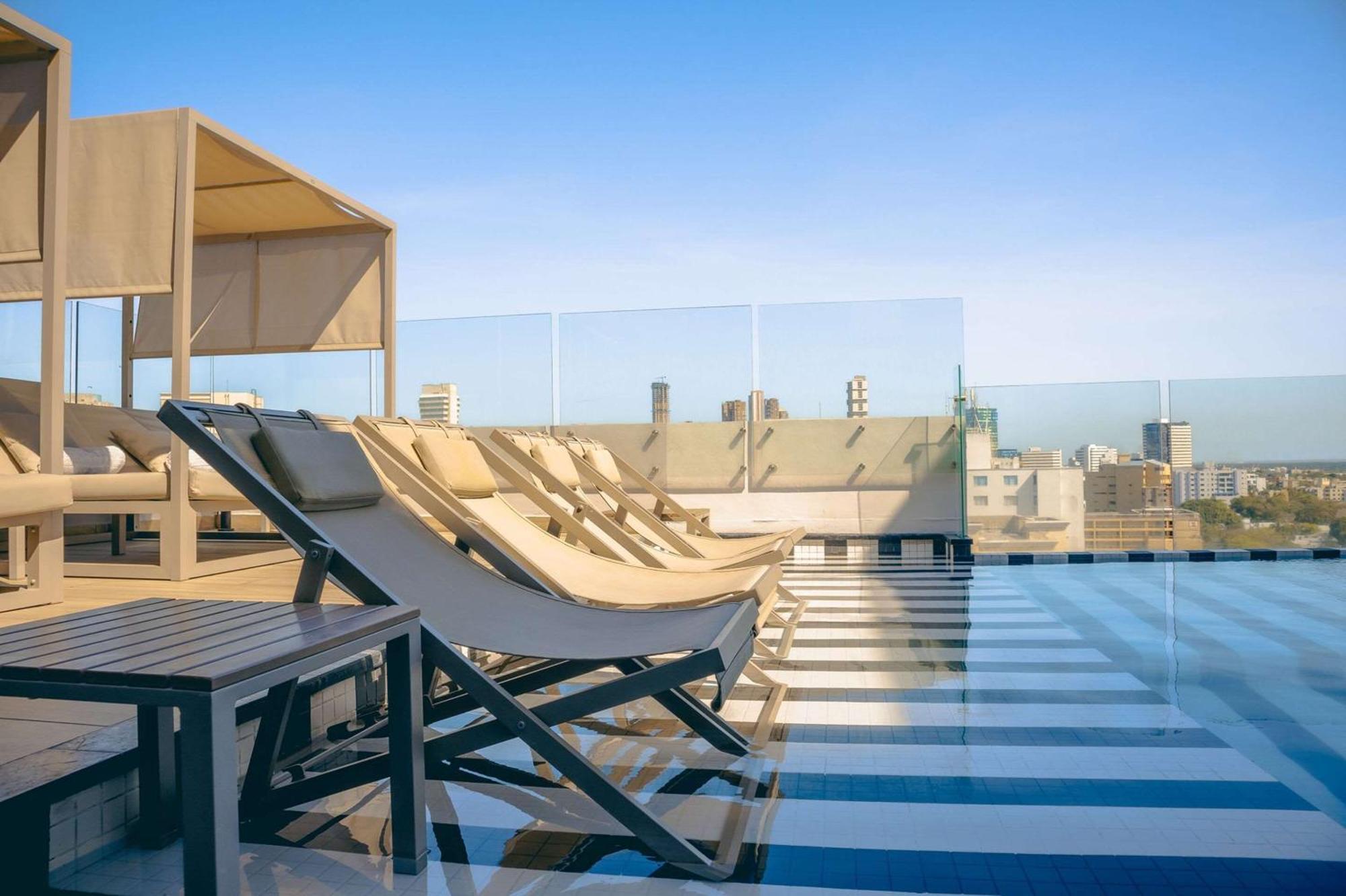 Faranda Collection Barranquilla, A Member Of Radisson Individuals Hotel Barranquilla  Bagian luar foto Rooftop pool at the hotel