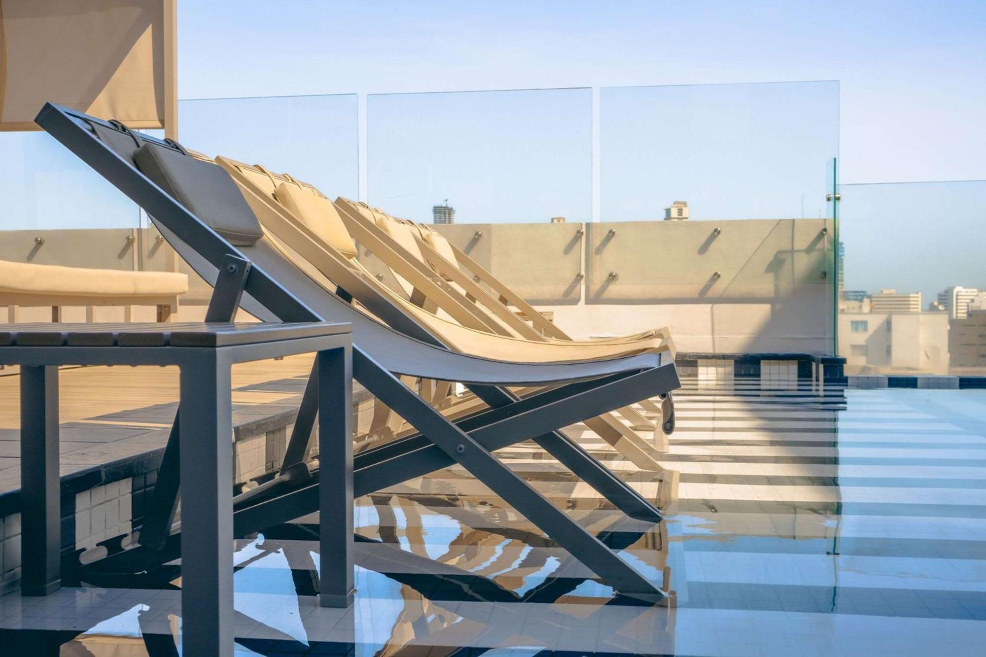 Faranda Collection Barranquilla, A Member Of Radisson Individuals Hotel Barranquilla  Bagian luar foto The rooftop pool at the hotel